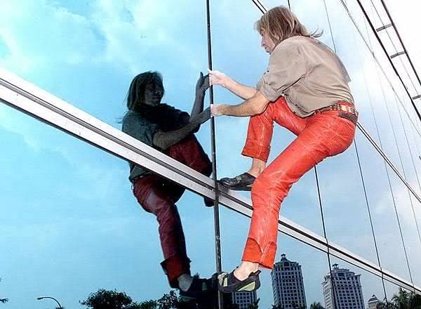 ‘french Spider Man Alain Robert Climbs 381 Ft High Building